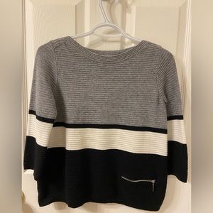 Size XS LAURA Petite color black ,gray and white